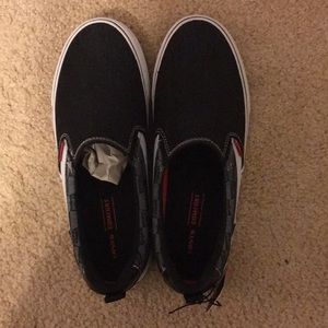Naya Slip On Black Levi